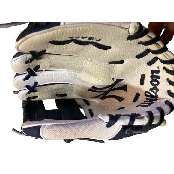 Wilson MLB New York Yankees T-Ball Glove NEW - Picture 12 of 14